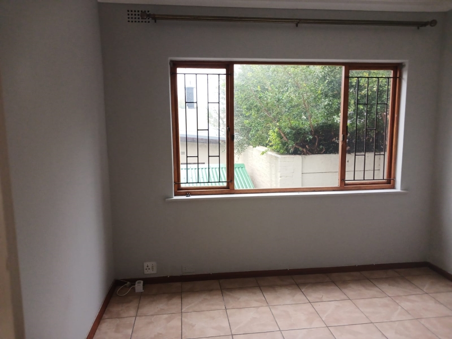 To Let 4 Bedroom Property for Rent in Lemoenkloof Western Cape